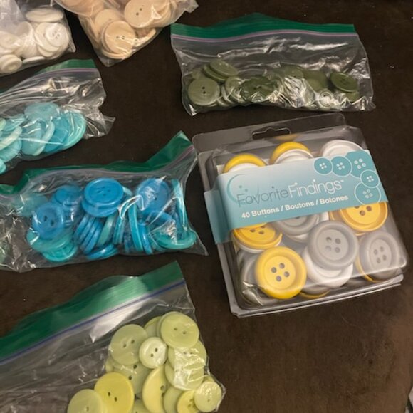 Buttons Assorted - Picture 3 of 3